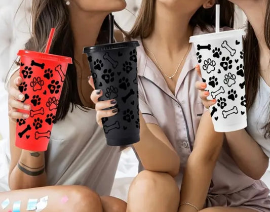 Becher mit Strohhalm