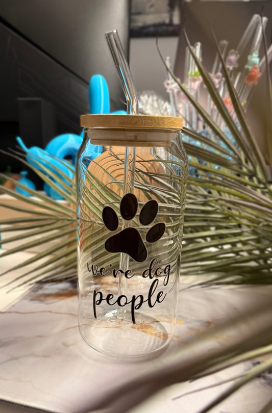 Trinkbecher mit Deckel und Strohhalm