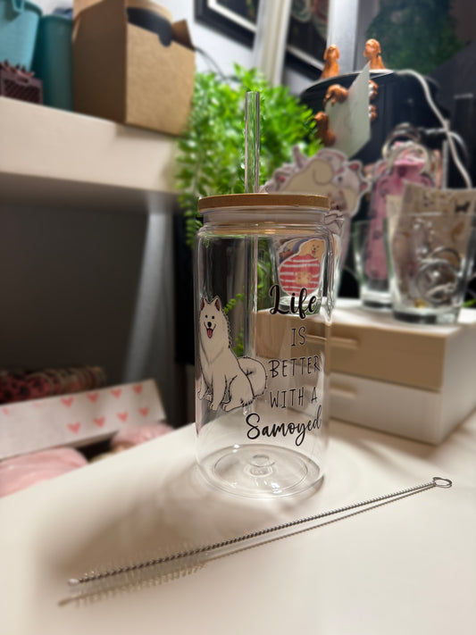 Trinkbecher mit Deckel und Strohhalm